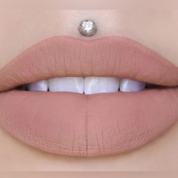 STACK: JS LIPPIE AND NEXXT LIP PLUMPER DURING @shannondeanne78 SHOW MANNEQUIN - Picture 4 of 4